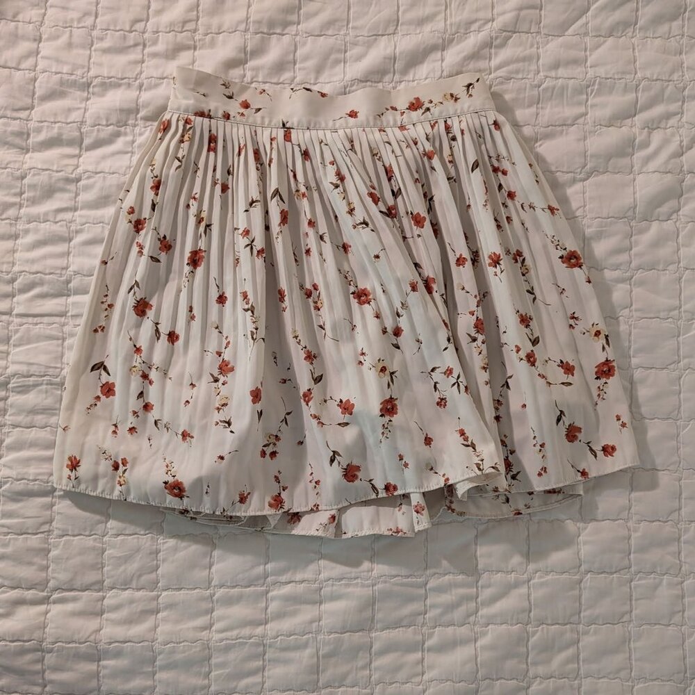White Floral Stretchy Pleated Skirt